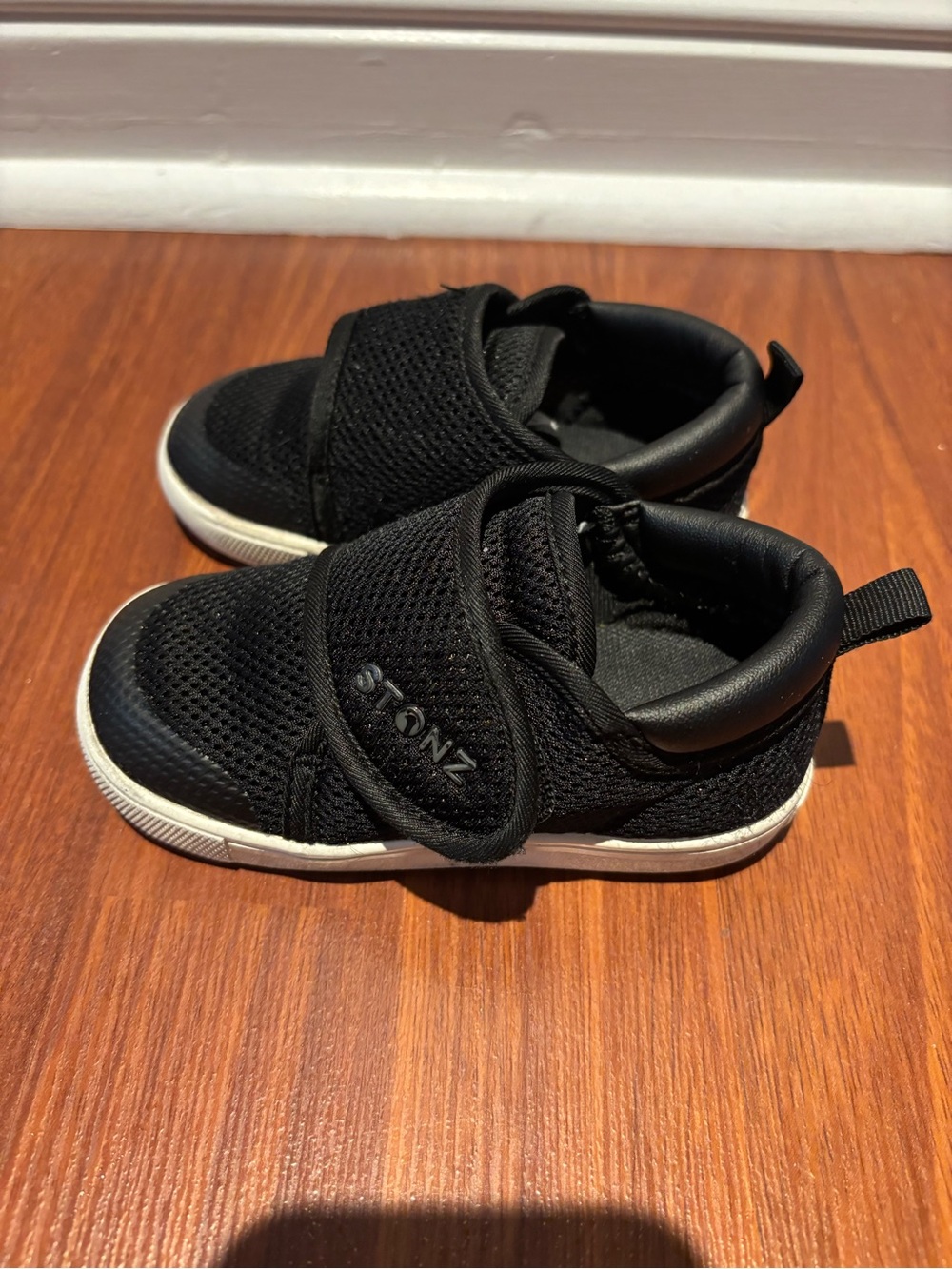 Stonz Kids Black & White Hook-and-Loop Mesh Sneakers